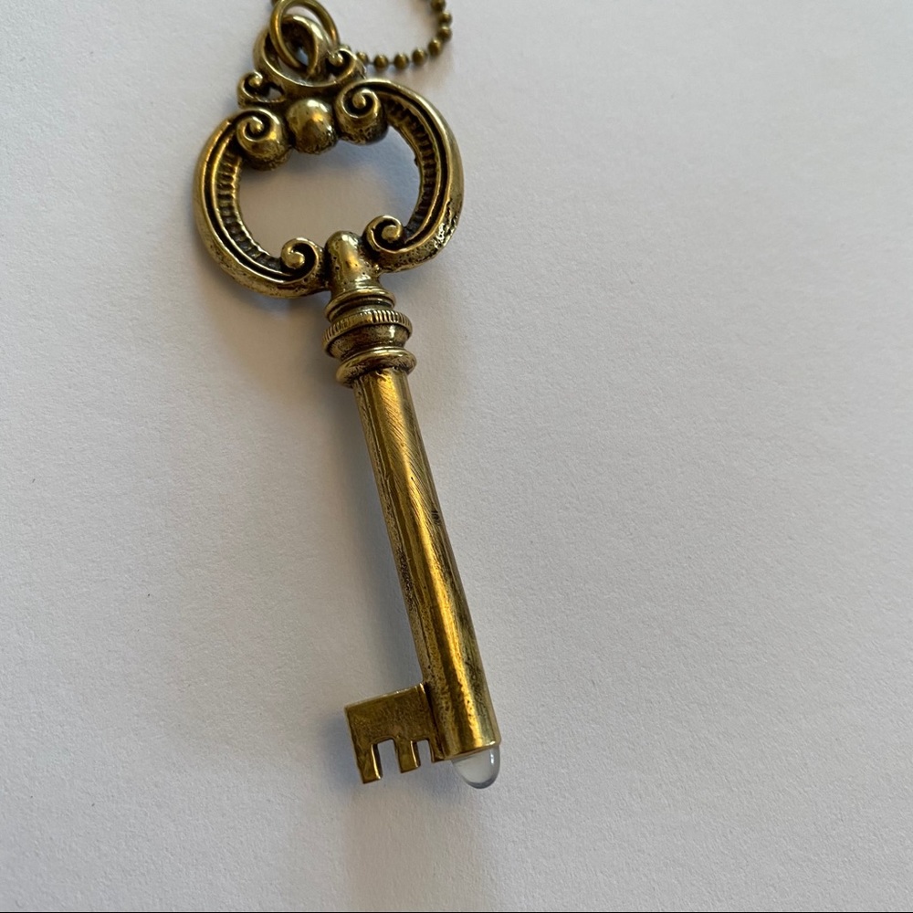 Antique brass key necklace with long chain - Picture 4 of 12